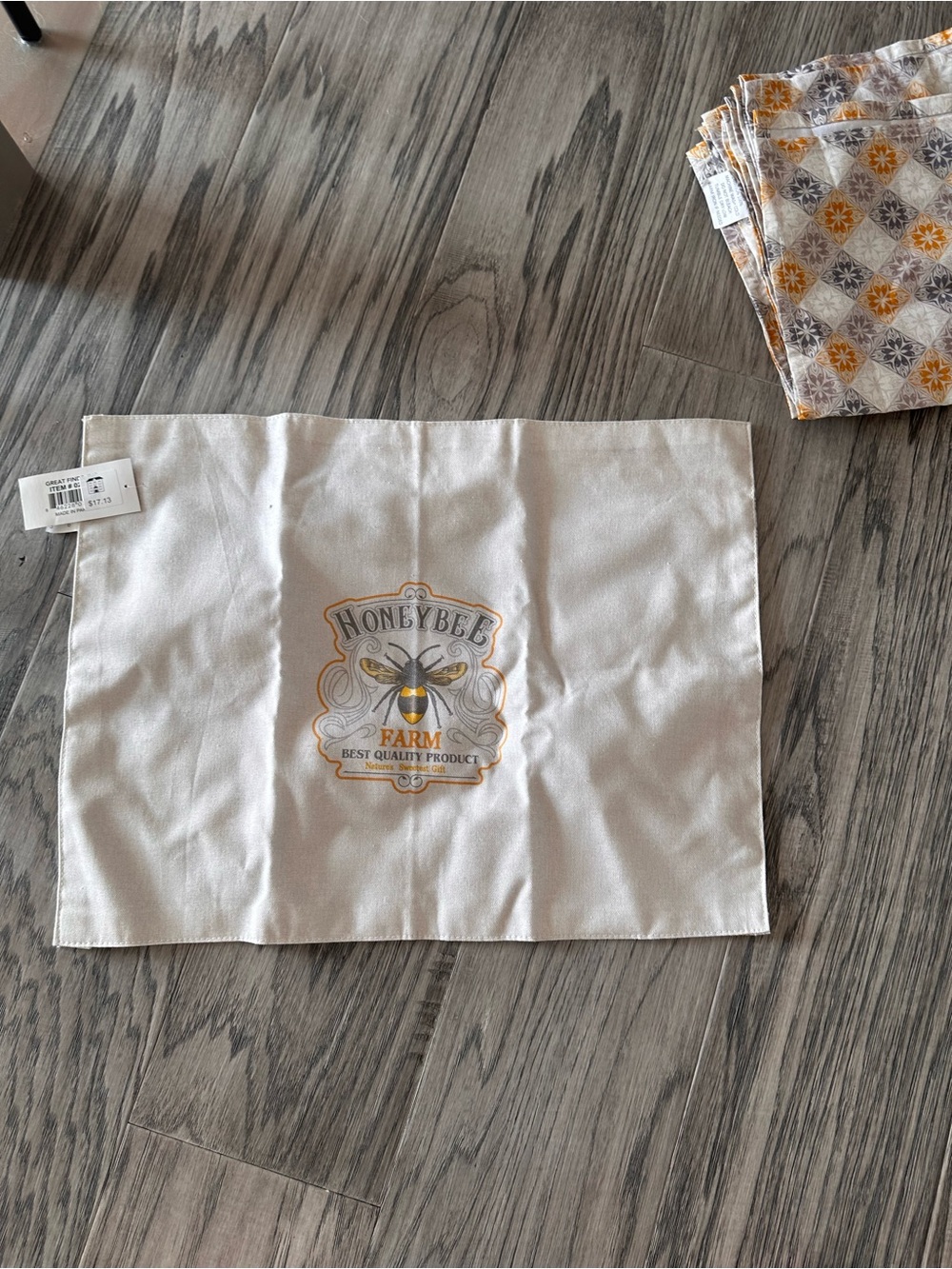 NWT Patterned Napkins And reversible placemats  Yellow and Gray with Bees 🐝